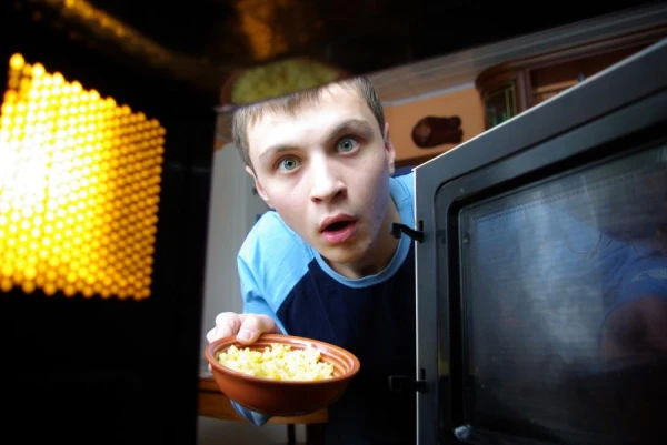 Oncologist Explains Whether There Is a Link Between Microwaves and Cancer