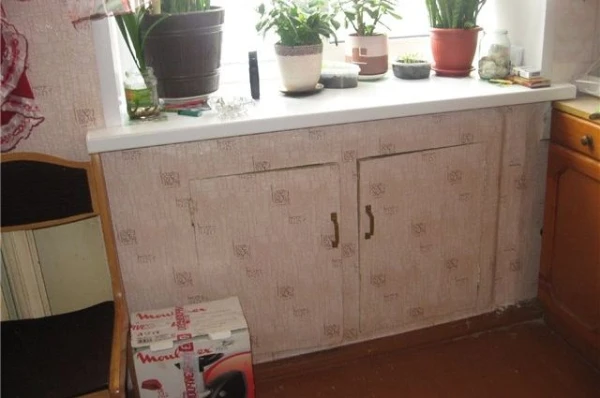 Why were there boxes under the windows in Khrushchyovkas?