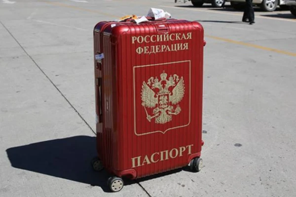 Russian citizens living abroad will be required to report receiving a residence permit. Otherwise - a criminal case