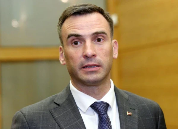 Assistance to Residents of the Gas Explosion-Damaged Apartment - Mayor's Handshake