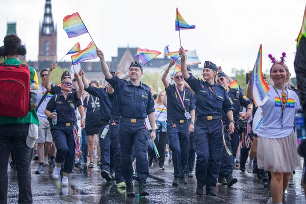 ЛГБТ маршируют в форме.