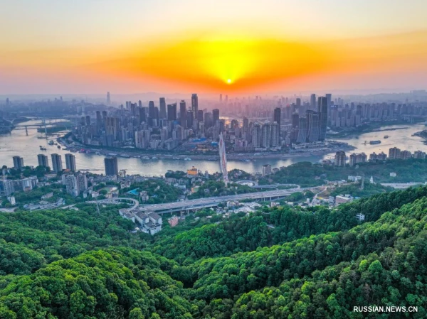 Солнце встает над величественным Чунцином.