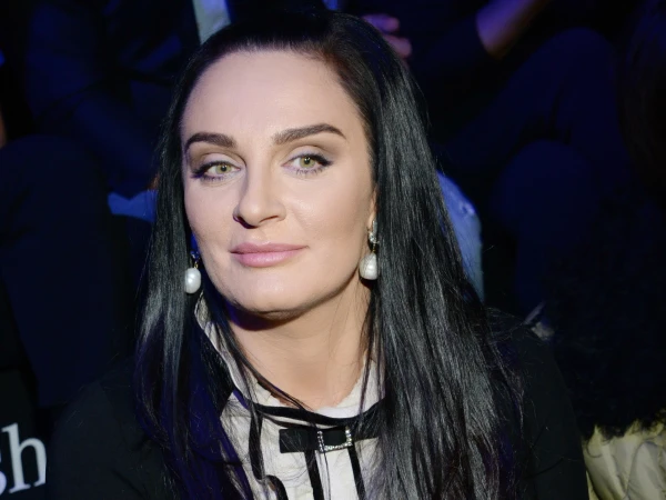 Ее настоящее имя - Елена Владимировна Хрулева.