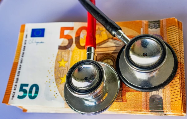 600 euros is not enough: residents of Latvia demand a review of the tax limit on medical expenses