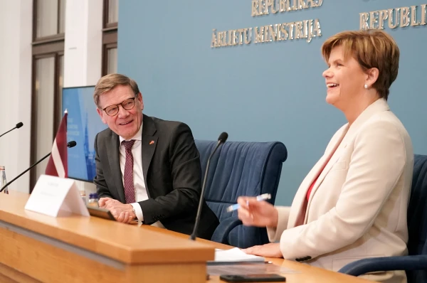 Встретились два одиночества.