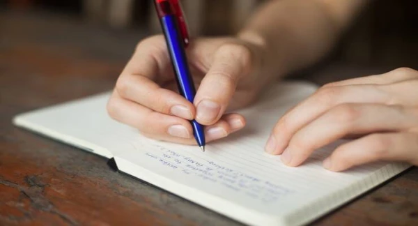 A Pen as an Anti-Stress Tool: Why People Are Choosing Paper Notes and Letters Again