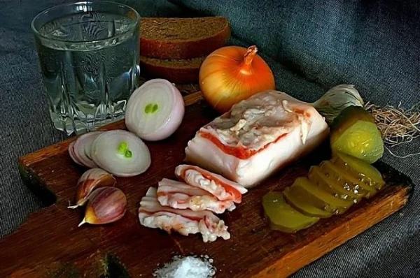 Which foods can slow down intoxication?