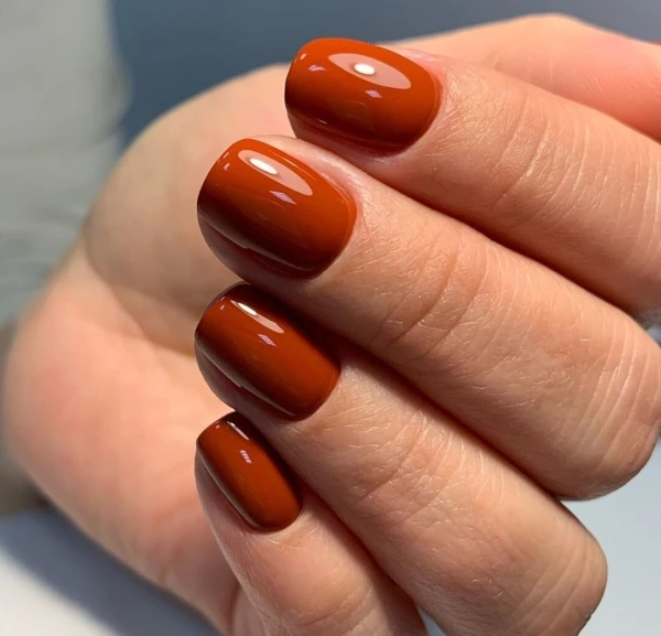New Red: Why Brick Shade Has Become the Main Trend in Manicure This Season