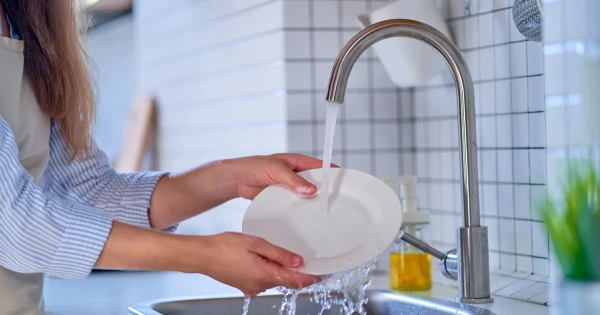 Fat gives up without boiling water: life hacks for washing dishes in cold water