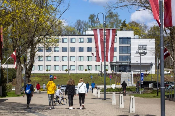 Maybe he knows her. The minister demanded an explanation from the mayor - why he is performing duties without access to state secrets