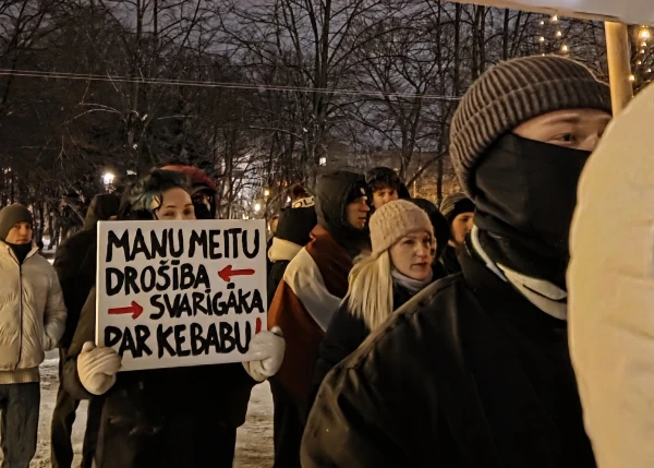 «Безопасность моей дочери дороже кебаба», провозглашает пикетчица.