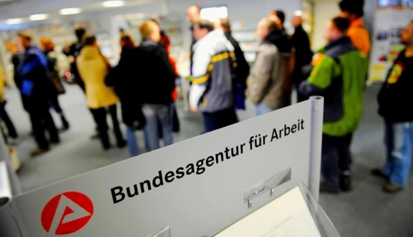 И в цифровую эпоху приходится отстаивать очереди.