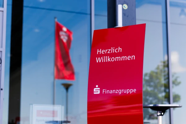 К одним паспортам - улыбка у рта, к другим - отношение плевое.