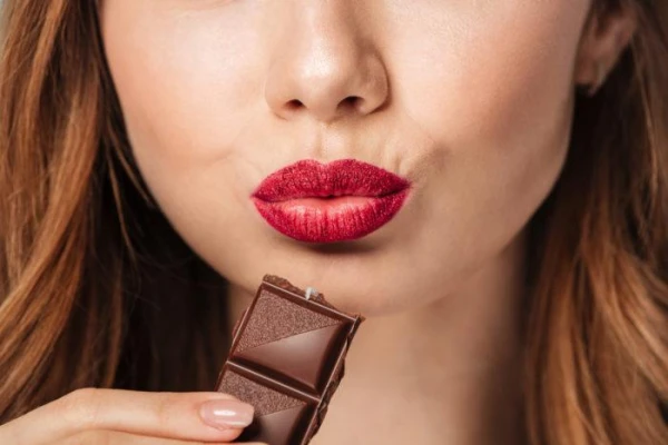 The endocrinologist explained how to cope with winter cravings for chocolate