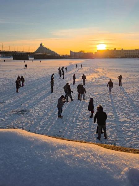 Riga Residents Rush to Cross the Daugava on Ice. How Safe Is It?