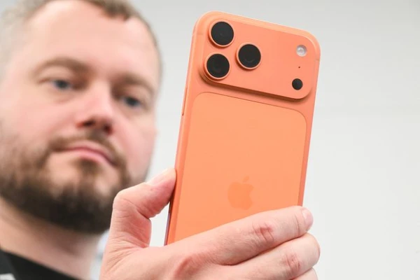 iPhone Compared to a Professional Camera