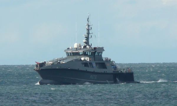 Патрульный катер Raju идет на перехват.