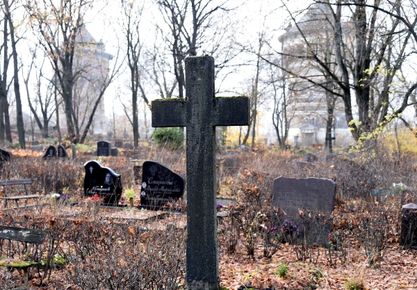 How to Arrange Cemeteries: Rock Concerts Are Not Planned in Latvia's Burial Grounds for Now