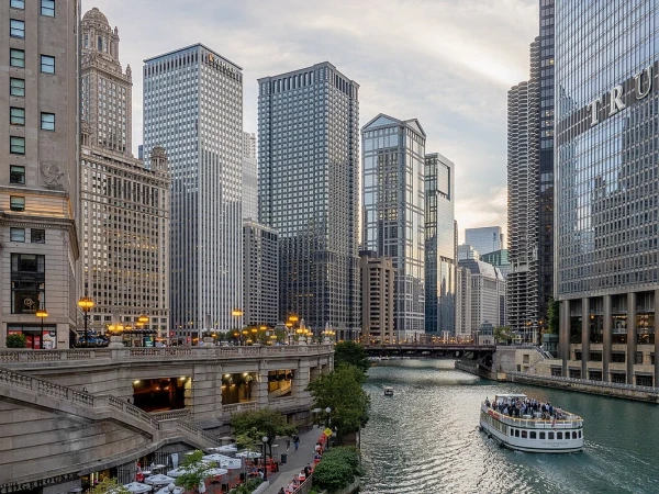 Americans Refuse to Return to Offices: Chicago Building Sold at a Discount of 87 Percent