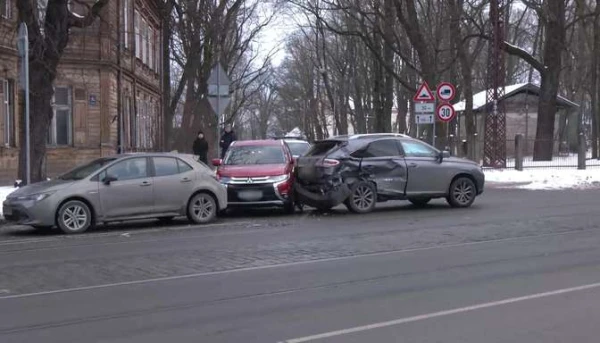 The driver did not notice the tram. His mistake instantly became a collective experience