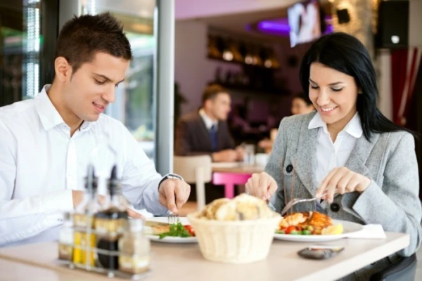 When Is It Appropriate for a Woman to Pay for a Man in a Restaurant
