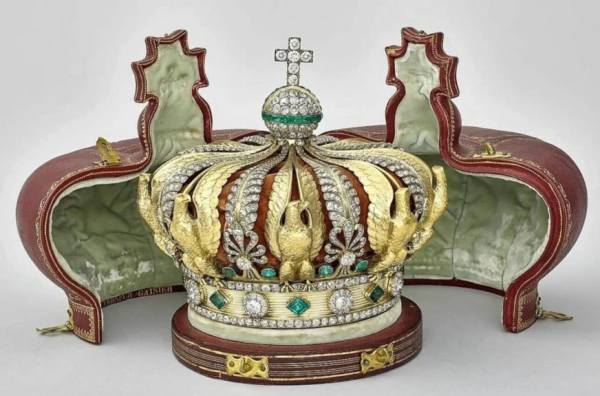 The Louvre will restore the crown of Empress Eugenie, which was damaged during the museum robbery