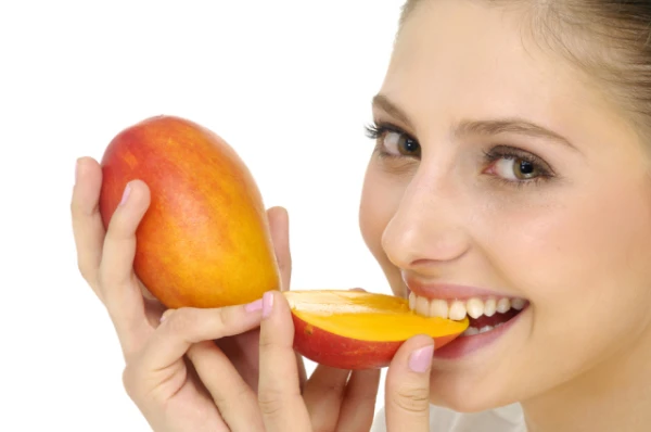 Why do mango fruits have a rejuvenating effect on the skin?