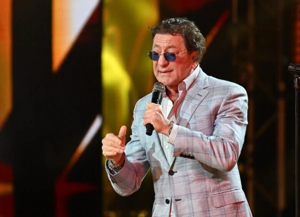 Теперь всего-то и осталось, что петь про рюмку водки на столе.