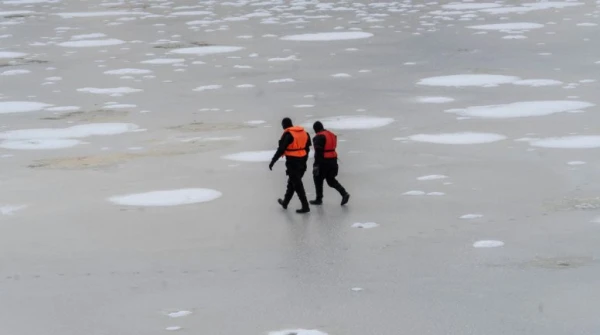 Fine up to 100 euros: 200 people caught walking on the ice of the river and sea in Riga