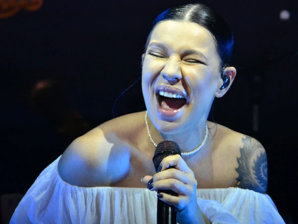 Популярная артистка закрыла глаза на то, что творится на родине.