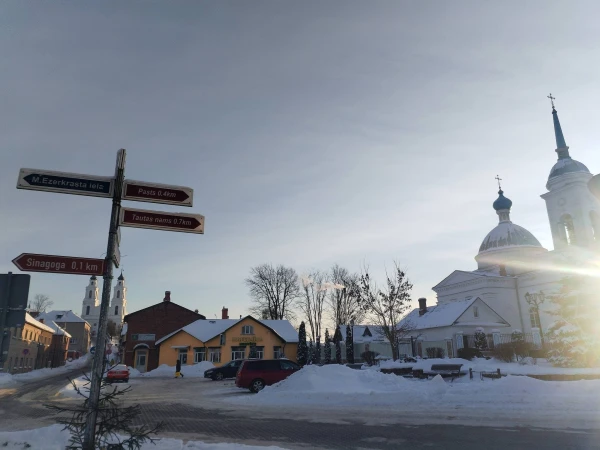 Католическая и православная церкви, сразу за углом – синагога. Фото автора.