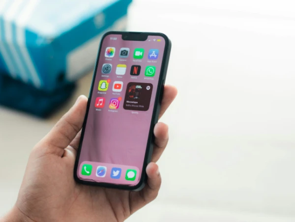 The Price of Replacing an iPhone Battery Called a Robbery