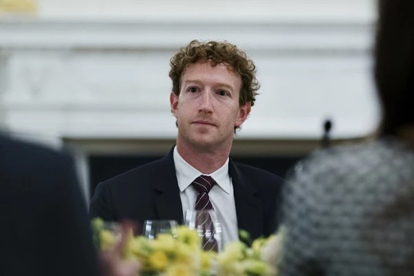 Zuckerberg Plans to Settle in the 'Billionaires' Bunker'