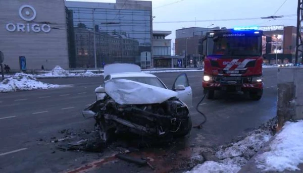 The driver crashed his car into the concrete of the tunnel near 'Origo' while pedestrians were nearby