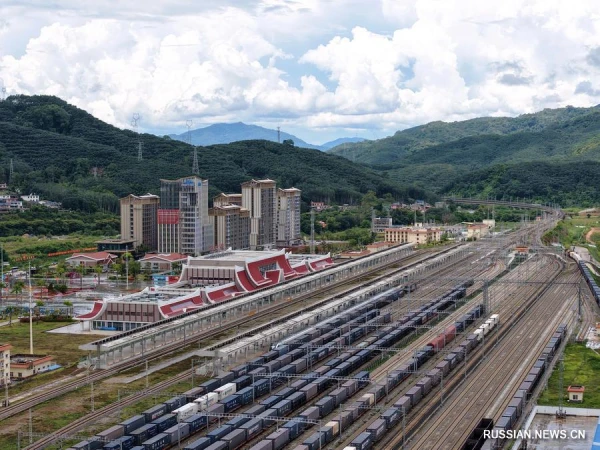 грузовые поезда на станции Мохань в провинции Юньнань /Юго-Западный Китай/.