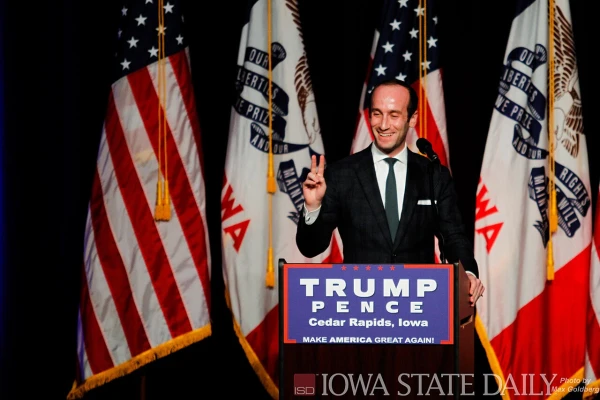 Стивен Миллер на предыборном митинге Трампа.