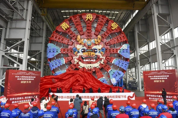 Грандиозный агрегат украшен в национальном духе.