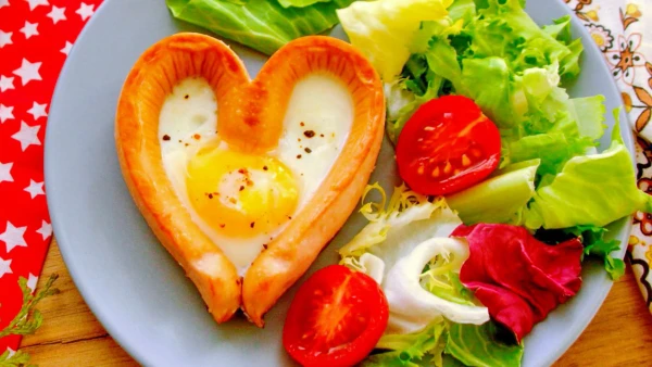 Heart-Shaped Fried Eggs with Sausage: The Perfect Breakfast for Lovers