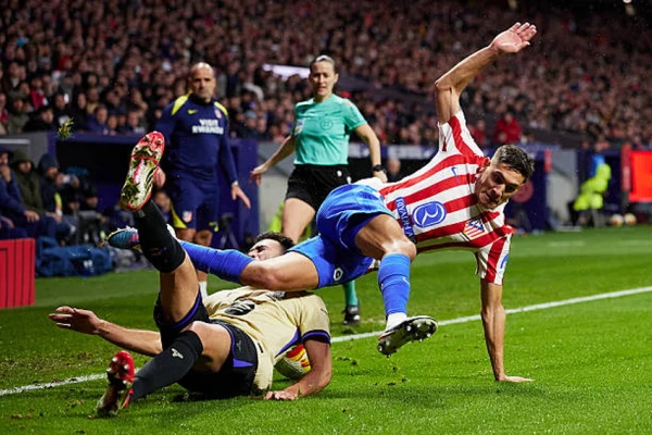 In the first match of the Copa del Rey semifinals, Atlético defeated Barcelona with a crushing score