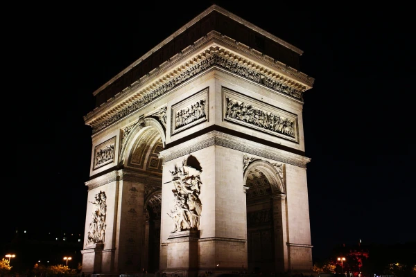 Islamist Attack? A Police Officer Attacked Near the Arc de Triomphe in Paris