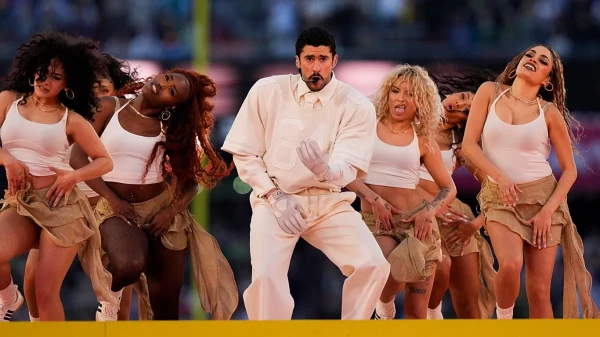 Эти красотки показались старперам слишком горячими.