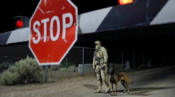 Американский военнослужащий у входа в Зону 51 в штате Невада.