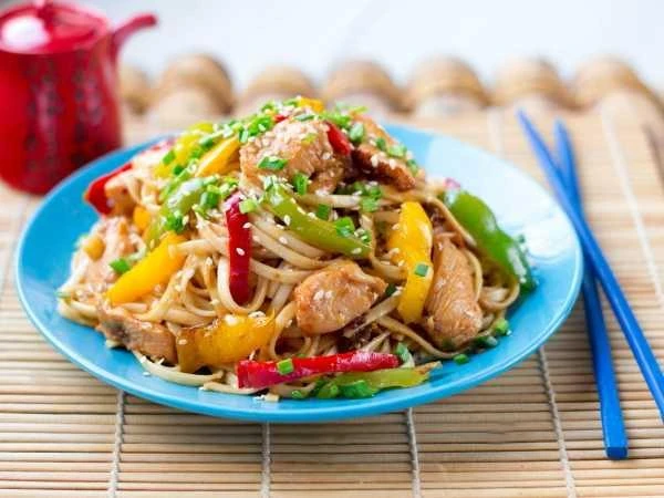 Fragrant Chicken Stir-Fry with Soy Sauce and Noodles: A Simple Recipe for a Hearty Dinner