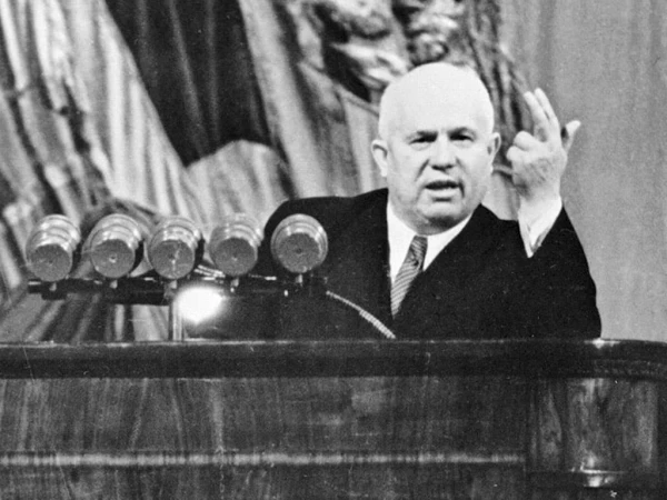 Лидер советских коммунистов привнес в противостояние Сталину свои личные обиды.