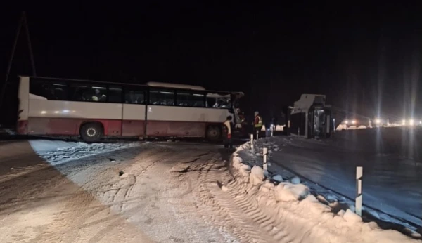 Traffic at the intersection of Apšupe with the Liepāja Highway is still restricted due to an overturned truck