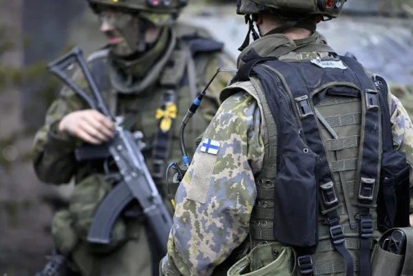 А вооружены финские солдаты по-прежнему "Калашами".