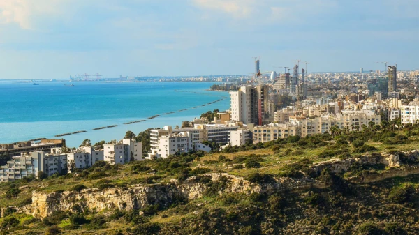 Остров Афродиты притягивает черный нал.