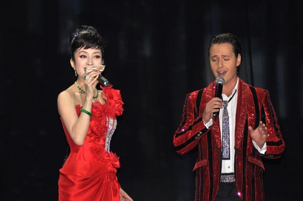 Он выступает рядом с самыми яркими звездами Поднебесной.