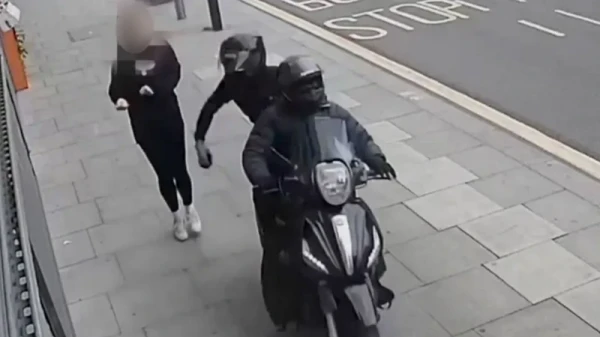 Часто телефон просто выхватывают из рук жертвы.