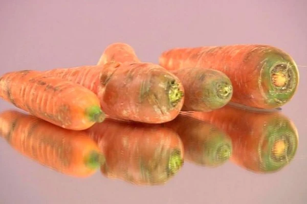 Is it safe to eat carrots if the top has turned green?